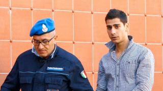 Românul Constantin Fiti însoțit de un gardian în închisoarea din Bologna