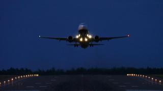Avion de pasageri aterizează pe aeroport