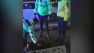 Polițiștii îl țin la pământ pe bărbatul înarmat cu un cuțit