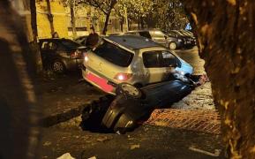 Două maşini au căzut într-un crater imens, pe o stradă din Bucureşti (Video)