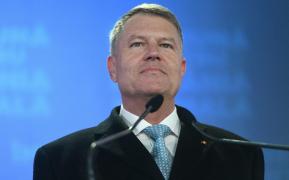 Klaus Iohannis pe scenă după anunțarea rezultatelor la alegerile prezidențiale