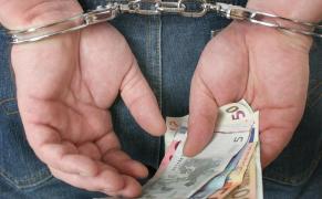 Bărbatul ar putea fi trimis în arest preventiv, mai ales că este recidivist