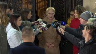 Viorica Dăncilă dă declarații reporterilor pe treptele de la ieșirea din sediul PSD