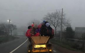 Copii îngrămdiţi într-o căruţă şi duşi la şcoală, la Bacău