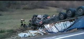 Accidentul s-a produs după ce un şofer ar fi adormit la volan