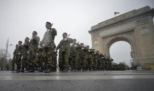 Militari defilează pe sub Arcul de Triumf la parada militară de 1 decembrie din Bucureşti