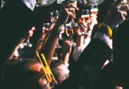 Sfaturi pentru un look spectaculos la petrecerile de sărbători