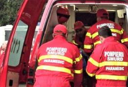 Şoferiţă în stare gravă, după ce a lovit frontal un taur pe şosea, apoi s-a răsturnat cu maşina