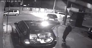 Dispari în 20 de secunde, pe o stradă din Cluj-Napoca. Hoţi filmaţi când jefuiesc un şofer neatent (Video)