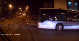 Momentul în care un tramvai spulberă un autobuz, la Piaţa Presei Libere, a fost filmat (Video)