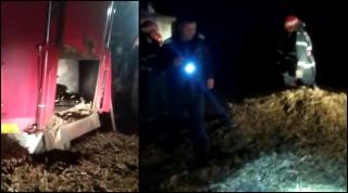 Un tânăr de 31 de ani a sfârşit într-un malaxor de tăiat baloţi de paie. S-a urcat pe utilaj şi a căzut în el (Video)