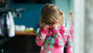 Copii între 9 luni şi 2 ani, bătuţi şi terorizaţi într-o creşă din Piatra Neamţ: "Stai pe oliţă, că-ţi sucesc capul la spate"