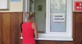 O tânără din Arad, care s-a dus să-şi scoată cazierul, a fost reţinută pe loc de poliţişti