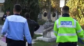 Instructor auto beat în ziua examenului, observat de poliţistul examinator (Video)