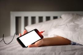 O tânără de 17 ani a murit electrocutată, jucându-se pe telefon