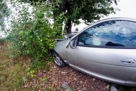 O şoferiţă a intrat cu maşina într-un copac, după ce şoferul unui microbuz cu călători nu s-a lăsat depăşit, la Constanţa