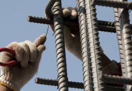 Accident groaznic pe şantierul unei şcoli din Arad. Muncitor străpuns în cădere de un fier-beton