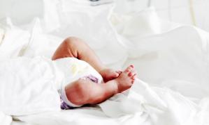 Bebeluș pe patul unui spital