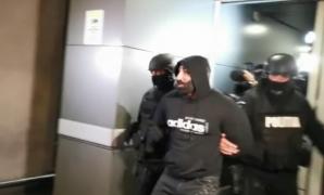 Interlopul Adrian Marius Crăciun e dus de mascați pe Aeroportul Otopeni