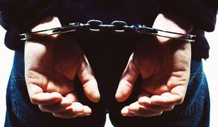 Copii stropiţi cu benzină şi ameninţaţi cu moartea, din răzbunare, chiar de tatăl lor