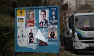 Panou cu afișele electorale ale candidaților la alegerile prezidențiale