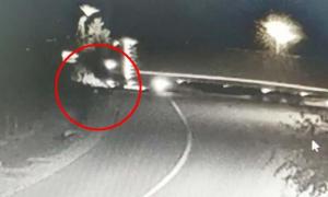 Accidentul mortal de marţi seara, din Telechiu, Bihor, în urma căruia doi tineri au sfârşit sub roţile unui TIR, a fost filmat