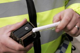 Doi șoferi care urmau să transporte buletine de vot în București, prinși băuți