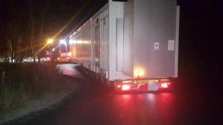 Transportul agabaritic nu a putut trece de o curbă