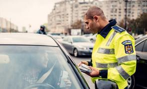 Şofer în trafic, oprit de un poliţist rutier