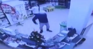 A jucat banii farmaciei la păcănele, după ce a jefuit-o