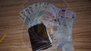 Portofel plin cu bani găsit pe stradă de un tânăr şi adus la Poliţie