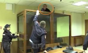 Momentul în care adolescentul se caţără pe cuşca specială şi încearcă să iasă prin tavan