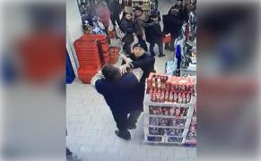 Momentul în care bărbatul furios îl atacă pe agent