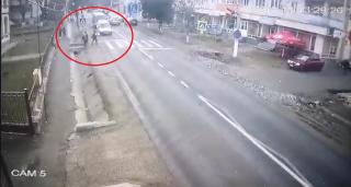 Momentul în care cele doă fetiţe şi femeia păşesc pe trecerea de pietoni