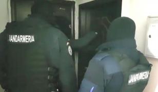 Jandarmii mascaţi s-au dat 'de la gaze' la o percheziţie