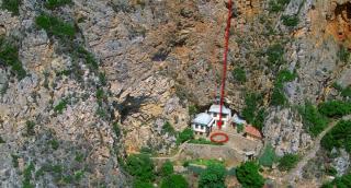 Românul s-a prăbuşit în gol 40 de metri de pe o stâncă