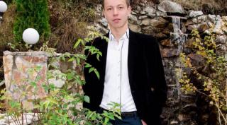 Valentin trăieşte alături de mama lui şi trei fraţi