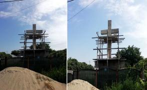 Un bărbat din Girugiu construieşte o cruce de şapte metri în curte