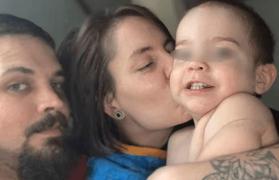 Copilul de doi ani care a murit într-o fotografie cu părinții