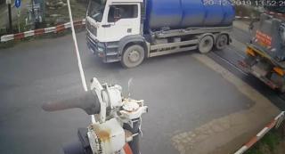 Camerele de supraveghere au surprins momentul în care cisterna agaţă cu partea din spate bariera de la Petricani