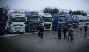 Şoferi români de TIR