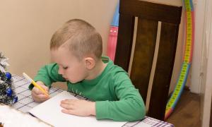 Băiețel scrie o scrisoare lui Moș Crăciun