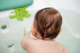 Fetiţa era în cadă alături de alţi doi fraţi de 2, respectiv 3 ani