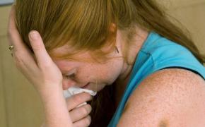 O femeie a fost bătută atât de băiatul ei, cât şi de soţ