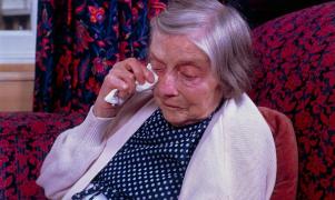 Doi hoţi au intrat în casa unei femei din Neamţ şi au batjocorit-o fără ruşine