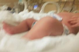 Băiaţelul de 5,2 kilogramea fost născut natural, în urmă cu câteva zile