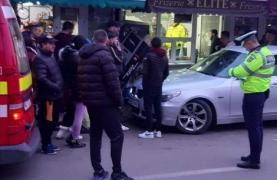 Şoferul unui BMW a plecat cu scârţâit de roţi, dar a lovit un pieton
