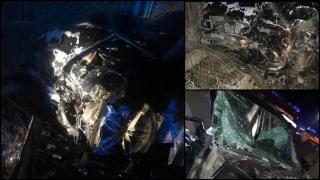 Cele două maşini au fost complet distruse, după impact