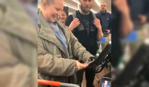 O femeie a plătit cumpărăturile tuturor oamenilor dintr-un magazin