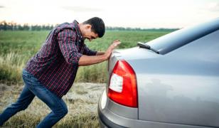Hoţul, surprins de poliţişti când împingea maşina furată, în Balş